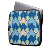 Metallic blue geometric diamond shapes ラップトップスリーブ (正面左)