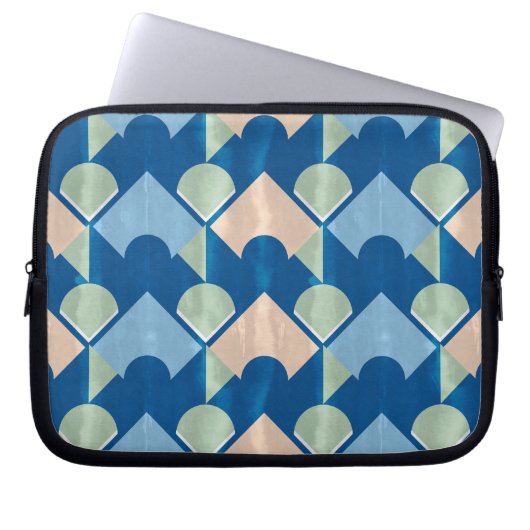 Metallic blue geometric diamond shapes ラップトップスリーブ (正面)
