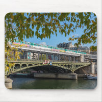 Metro on Bir-Hakeimブリッジ-フランス、パリ