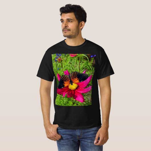 Mexican aster flower with a Doris Longwing Butterf Tシャツ (正面フル)