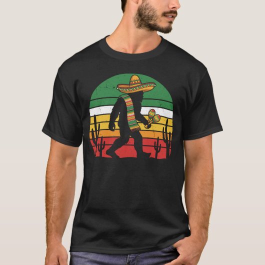 Mexican Bigfoot Sasquatch Fiesta Retro Sunset Tシャツ (正面)