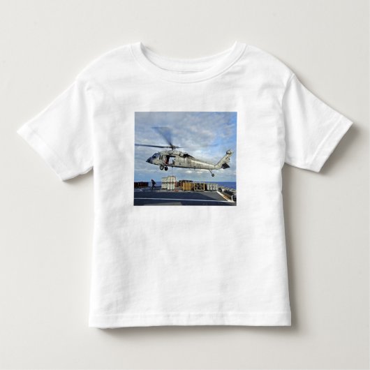 MH-60Sのシーホークが弾薬を輸送する準備をする トドラーTシャツ (正面)