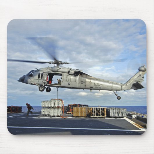 MH-60Sのシーホークが弾薬を輸送する準備をする マウスパッド (正面)
