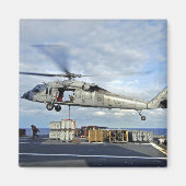 MH-60Sのシーホークが弾薬を輸送する準備をする マグネット (正面)