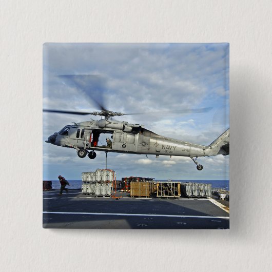 MH-60Sのシーホークが弾薬を輸送する準備をする 缶バッジ (正面)