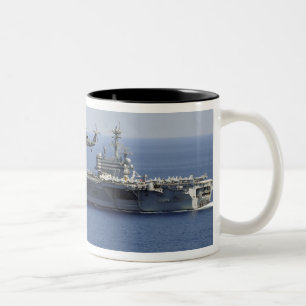 MH-60S Seahawkのヘリコプター ツートーンマグカップ