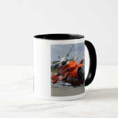 MH-65ドルフィンヘリコプターがアルカタ航空で墜落 マグカップ (正面右)