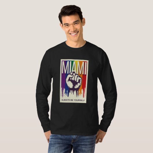 Miami LGBTQ Pride Rainbow Flag Resist Fist Proud L Tシャツ (正面フル)