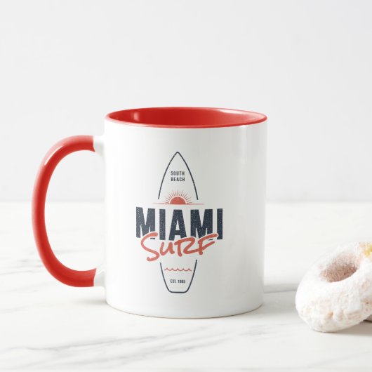 Miami Surf – Vintage Beach Sunset Surfboard Design マグカップ (ドーナツ)