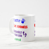 Micahの6:8のマグ コーヒーマグカップ (正面左)