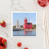 Michigan Big Red Lighthouse With Sailboat スタンダードカクテルナプキン (インサイチュ)