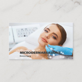 microdermabrasionの皮のトリートメントを得ている女性 名刺