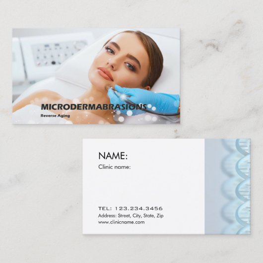 microdermabrasionの皮のトリートメントを得ている女性 名刺 (正面/裏面)