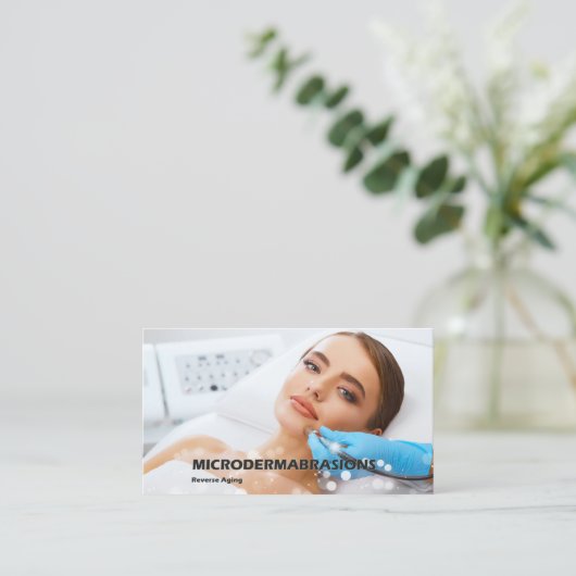 microdermabrasionの皮のトリートメントを得ている女性 名刺 (スタンド正面)