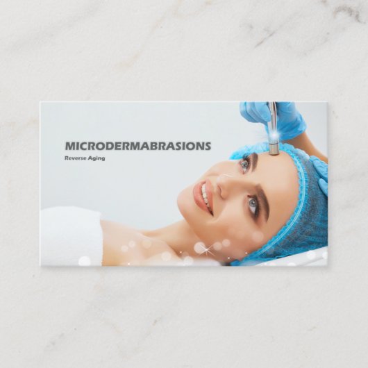 microdermabrasionの皮のトリートメントを得ている女性 名刺 (正面)