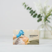 microneedleの皮のトリートメントを得ている女性 名刺 (スタンド正面)