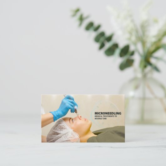 microneedleの皮のトリートメントを得ている女性 名刺 (スタンド正面)