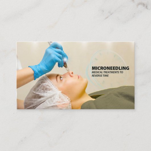 microneedleの皮のトリートメントを得ている女性 名刺 (正面)