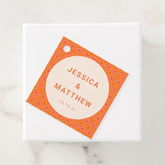 Mid Century Modern Orange Geometric Custom Wedding フェイバータグ (インサイチュ)