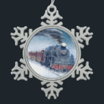 Midnight Christmas Train with Girl and Santa スノーフレークピューターオーナメント<br><div class="desc">蒸気機関車に乗り込む準備ができている少女とサンタと真夜中のクリスマス列車。 frontiernow.com</div>