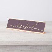 Midnight Fig & Champagne Script Table Reserved デスクネームプレート (正面)