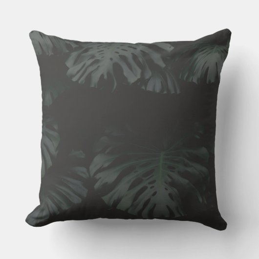 Midnight Monstera Shadows Throw Pillow クッション (正面)