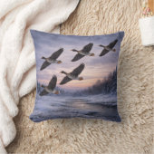 Migrating Geese in Winter クッション (ブランケット)
