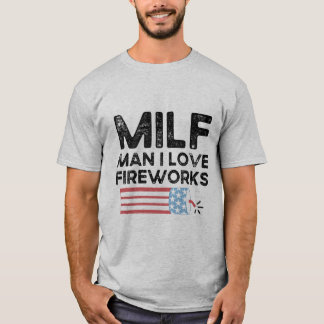 Milf Man I Love Fireworks おもしろい Independence day Tシャツ