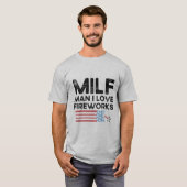 Milf Man I Love Fireworks おもしろい Independence day Tシャツ (正面フル)