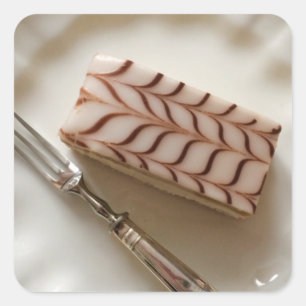 Millefeuilleのクリーム色の切れのペストリーの郵便はがき スクエアシール