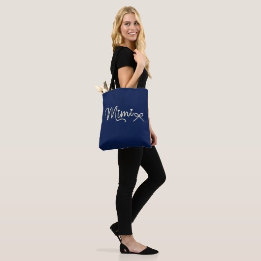 Mimi Glamorous Pearly Script トートバッグ (モデル)