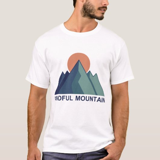 Mindful Mountain – Geometric Minimalist Adventure Tシャツ (正面)