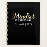"Mindset is Everything"金ゴールド感動的引用文 プランナー手帳<br><div class="desc">"Mindset is Everything"インスパイア金ゴールド引用文プランナーと一緒に組織立ち感動的続ける。カバーにエレガント金ゴールド引用文を搭載し、このプランナーはスタイルと機能を組み合わせる。毎週と毎月の広々としたレイアウトで、アポイントメント、ゴール、To Doリストを追跡するのに最適。高品質紙は滑ら書かな経験を保証し、耐久性のあるカバーは年を保通して新鮮に見える。仕事、学校、個人のプロジェクトに関わらず、このプランナーは生産的で生産的な生活のための完璧な連意欲を起こ絡である。</div>