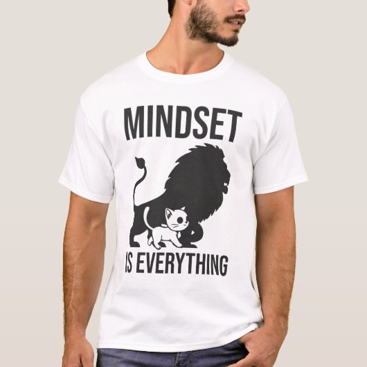 Mindset is Everything - Cat やる気を起こさせる Lion Tシャツ (正面)