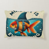 Mindset Is Everything Goldfish Motivational Quote アクセントクッション (裏面)