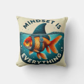 Mindset Is Everything Goldfish Motivational Quote クッション (正面)