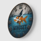 Mindset Is Everything Goldfish Shark Fin Funny ラージ壁時計 (傾斜)