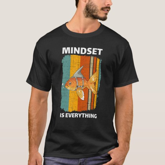Mindset Motivational Quote Cute Goldfish Shark Fin Tシャツ (正面)