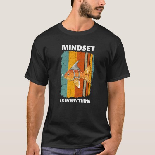 Mindset Motivational Quote Cute Goldfish Shark Fin Tシャツ (正面)