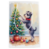 Miniature Schnauzer Decorating Christmas Tree Dog  ミディアムペーパーバッグ (正面)