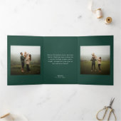Minimal 2 Photo Green Family Christmas 三つ折りクリスマスカード (内部)