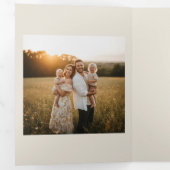 Minimal Arch Photo Gold and Red Family Christmas 三つ折りクリスマスカード (内部最初)