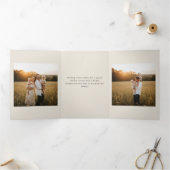 Minimal Arch Photo Gold and Red Family Christmas 三つ折りクリスマスカード (内部)