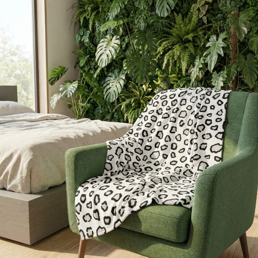 Minimal Black & White Snow Leopard Inspired Print フリースブランケット