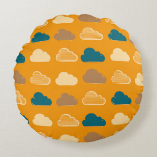 Minimal Clouds Pattern – Orange Sky Vibes ラウンドクッション