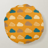 Minimal Clouds Pattern – Orange Sky Vibes ラウンドクッション (裏面)