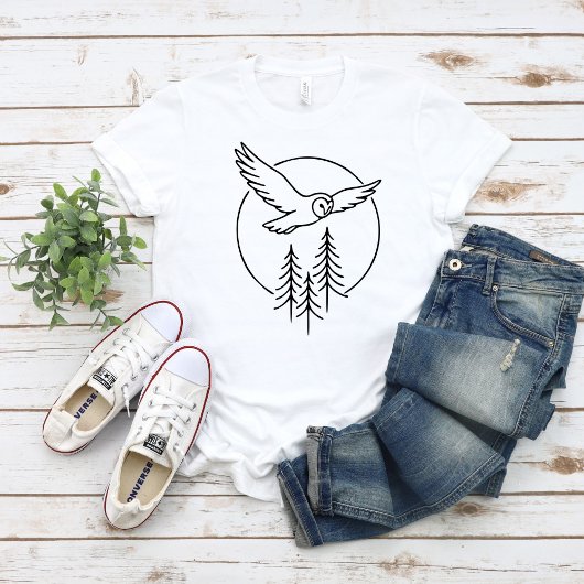 Minimal Flying Owl Over Pines – Forest Line Art Il Tシャツ
