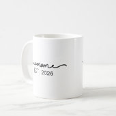 Minimal Mom Established 手書きの名前と年号 コーヒーマグカップ (正面左)