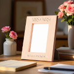 Minimal Mrs & Mrs Newlyweds Wedding Gift Keepsake レーザー彫刻フレーム<br><div class="desc">Celebrate the union of two hearts with our Minimal Mrs & Mrs. Newlyweds Wedding Gift Keepsake Etched Frame. Featuring sleek "MRS & MRS" typography, this elegantly designed frame captures the essence of modern romance. Personalize it with the couple's last name and the year of their marriage, beautifully etched to create...</div>