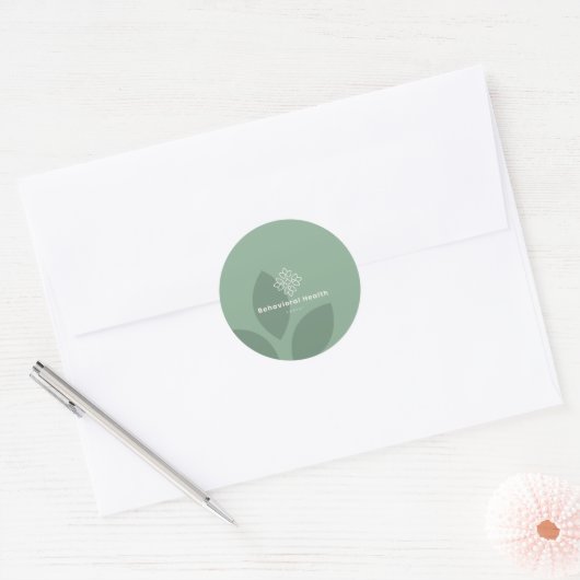 Minimal Sage Green Leaf Health Logo Branded ラウンドシール (封筒)